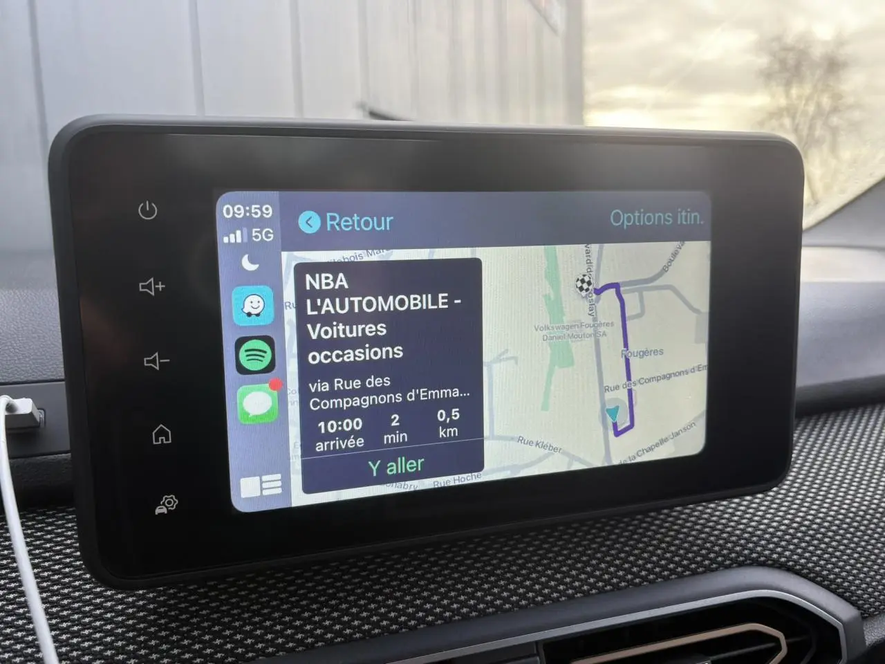 Écran tactile multimédia 8 pouces affichant la navigation GPS dans l'habitacle d'une Dacia Sandero Stepway 2024.