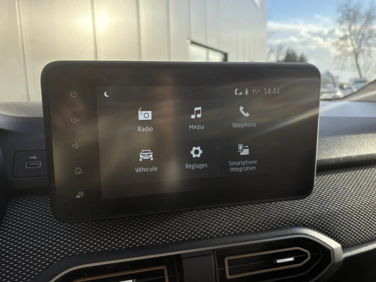Écran tactile multimédia 8 pouces du tableau de bord de la Dacia Sandero Stepway 2024 en intérieur.
