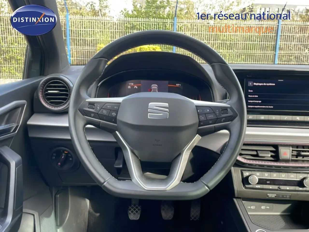 Vue intérieure centrée sur le volant cuir noir de la SEAT Ibiza 2025, avec tableau de bord digital et écran tactile.