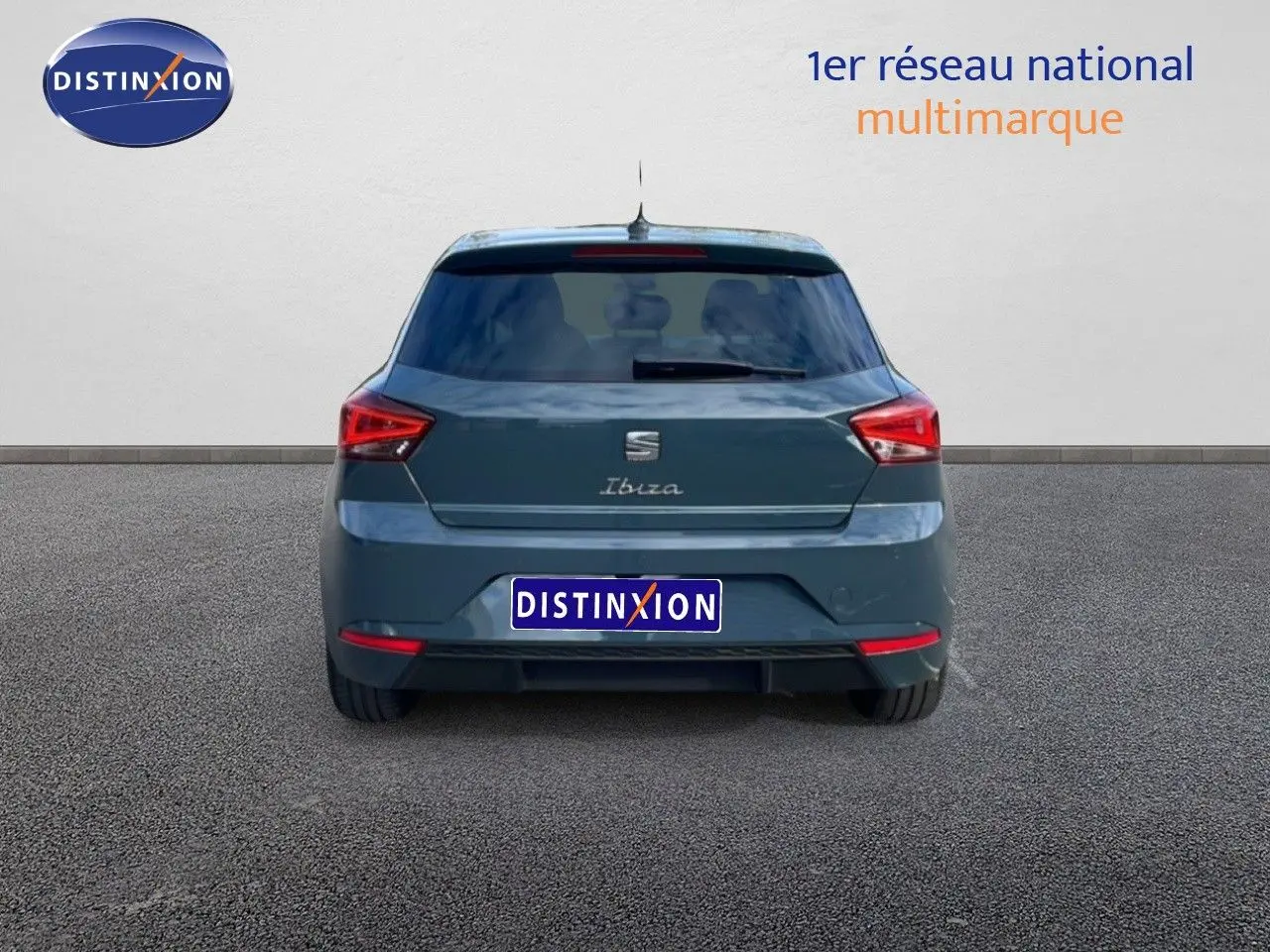 Vue arrière d'une SEAT Ibiza 2025 bleu fjord avec feux arrière LED et logo distinctif sur un sol gris.