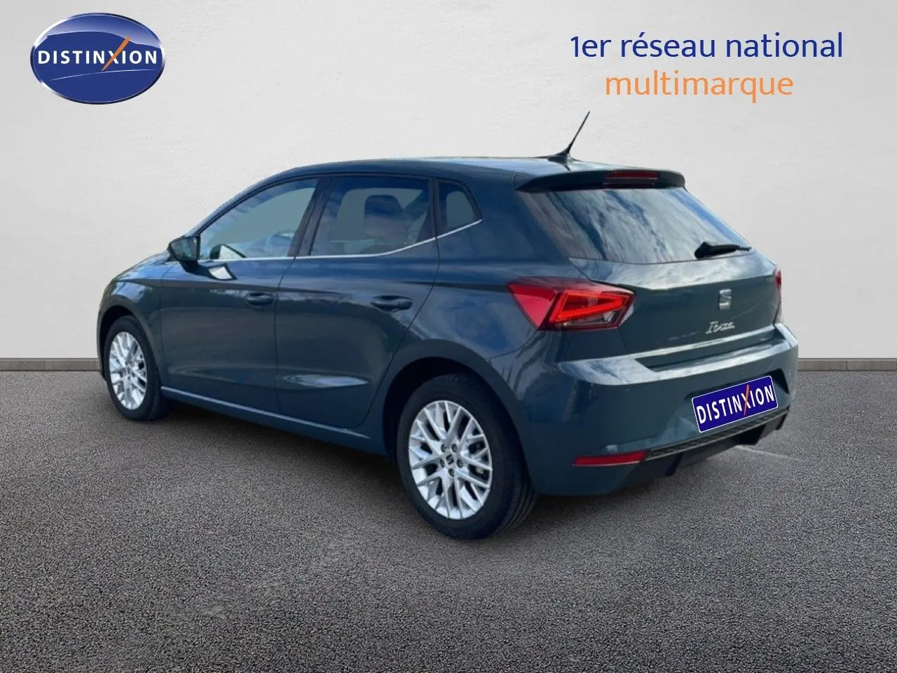 Vue 3/4 arrière droite d’une SEAT Ibiza bleu fjord avec jantes alliage et feux arrière LED.