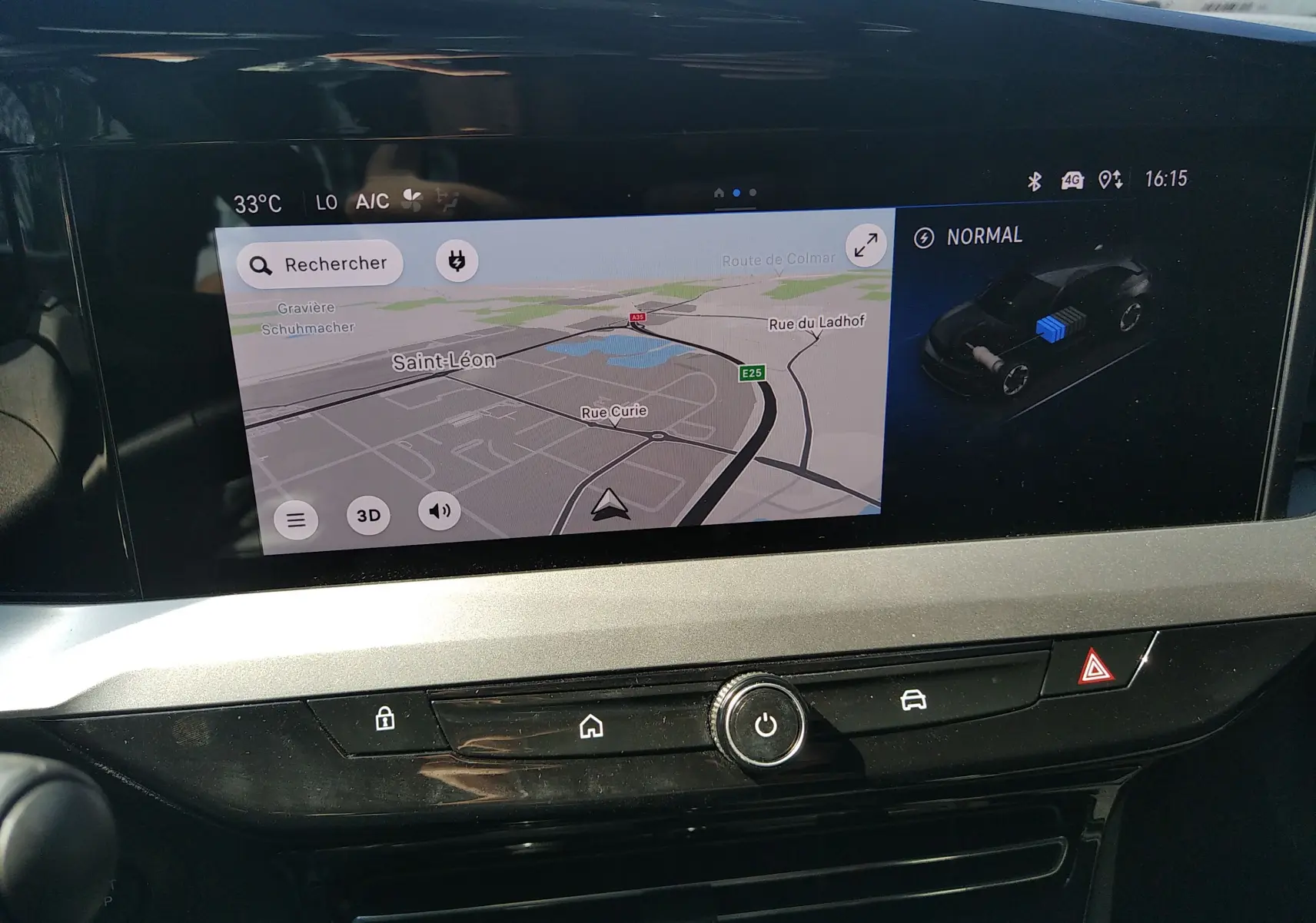 Vue rapprochée de l'écran tactile intérieur de l'Opel Mokka Electric gris, affichant la navigation et l'état du véhicule.