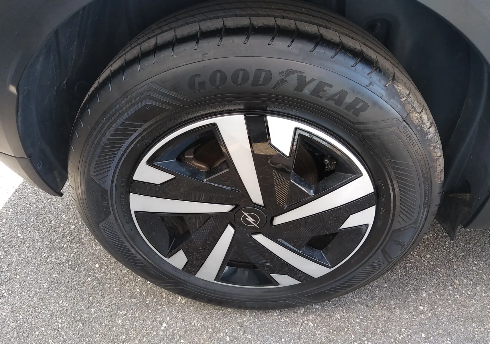 Gros plan sur la roue avant droite grise de l'Opel Mokka Electric 2025 avec jante noire et argentée au design moderne.