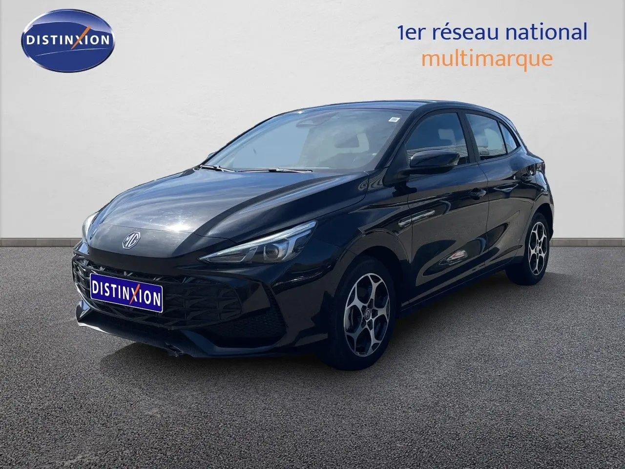 MG3 1.5L Hybrid+ 195ch en Pebble Black Metal, vue 3/4 avant droit avec jantes distinctives et calandre noire.