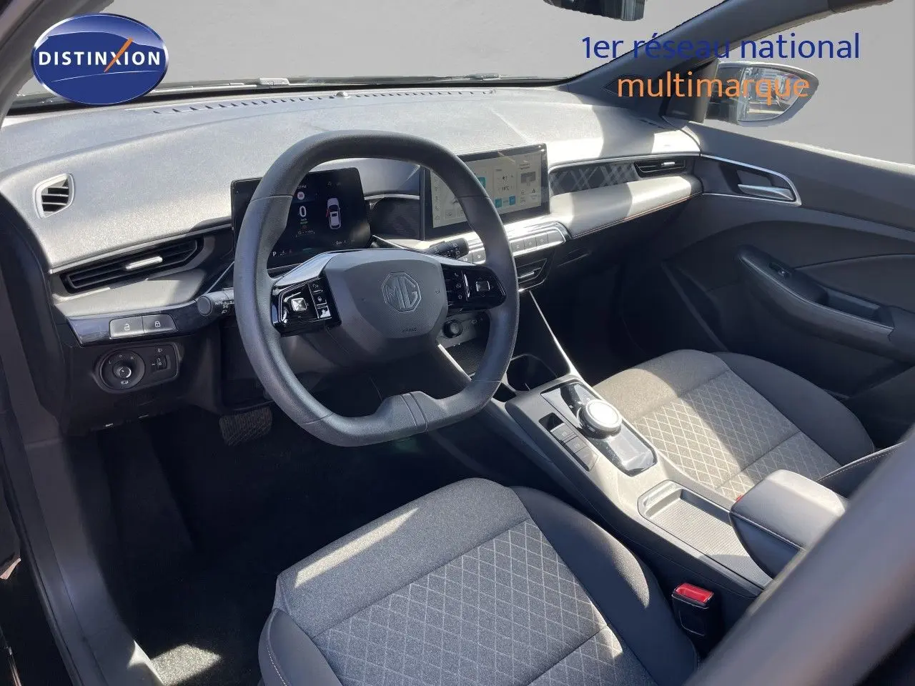 Vue intérieure côté conducteur du MG3 2024 en tissu gris, avec tableau de bord numérique et console centrale moderne.