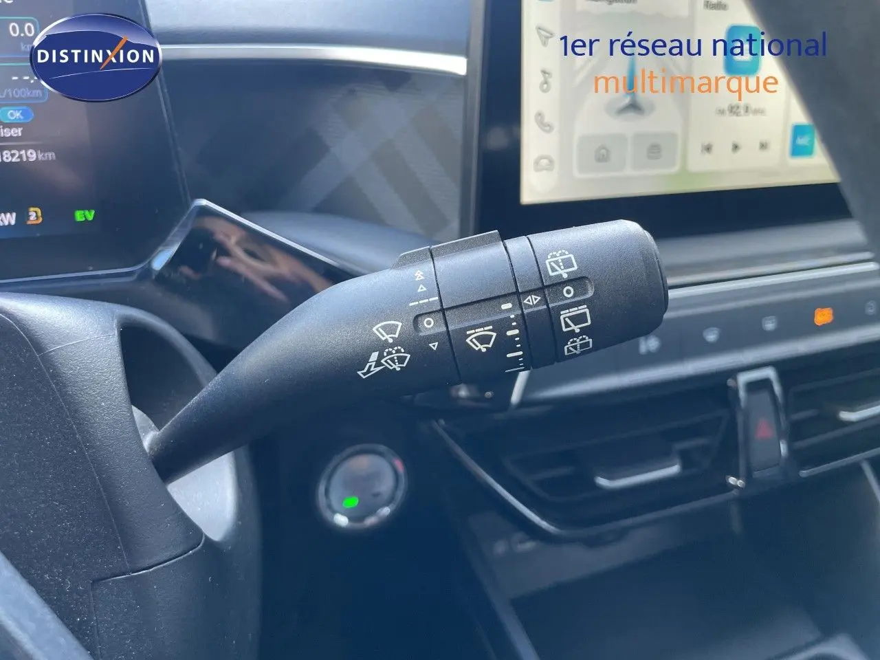 Gros plan sur la commande d’essuie-glace à gauche du volant dans l’habitacle sombre du MG3 Pebble Black 2024.