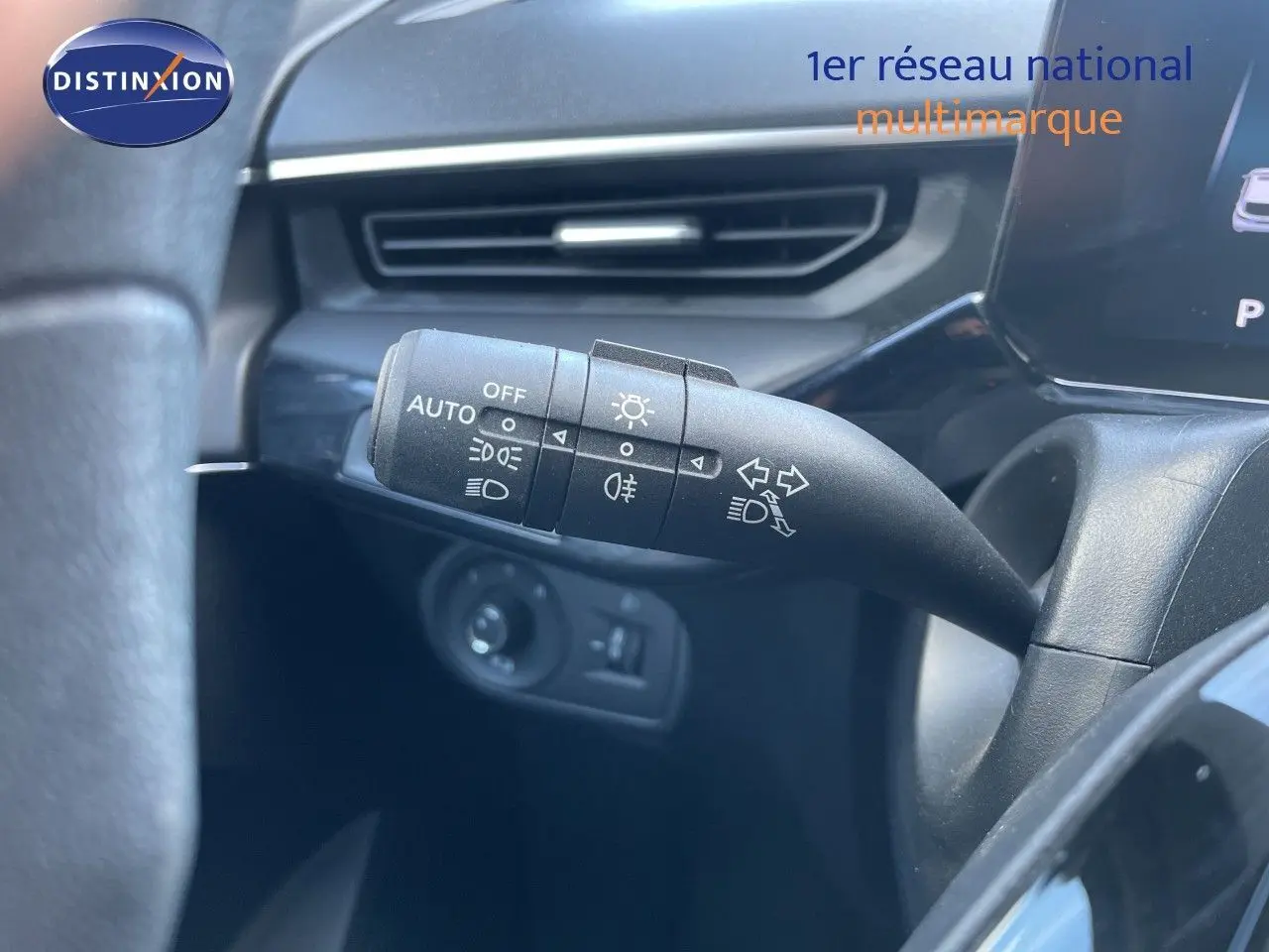 Gros plan sur la commande des feux et clignotants à gauche du volant dans l’habitacle du MG3 Pebble Black 2024.