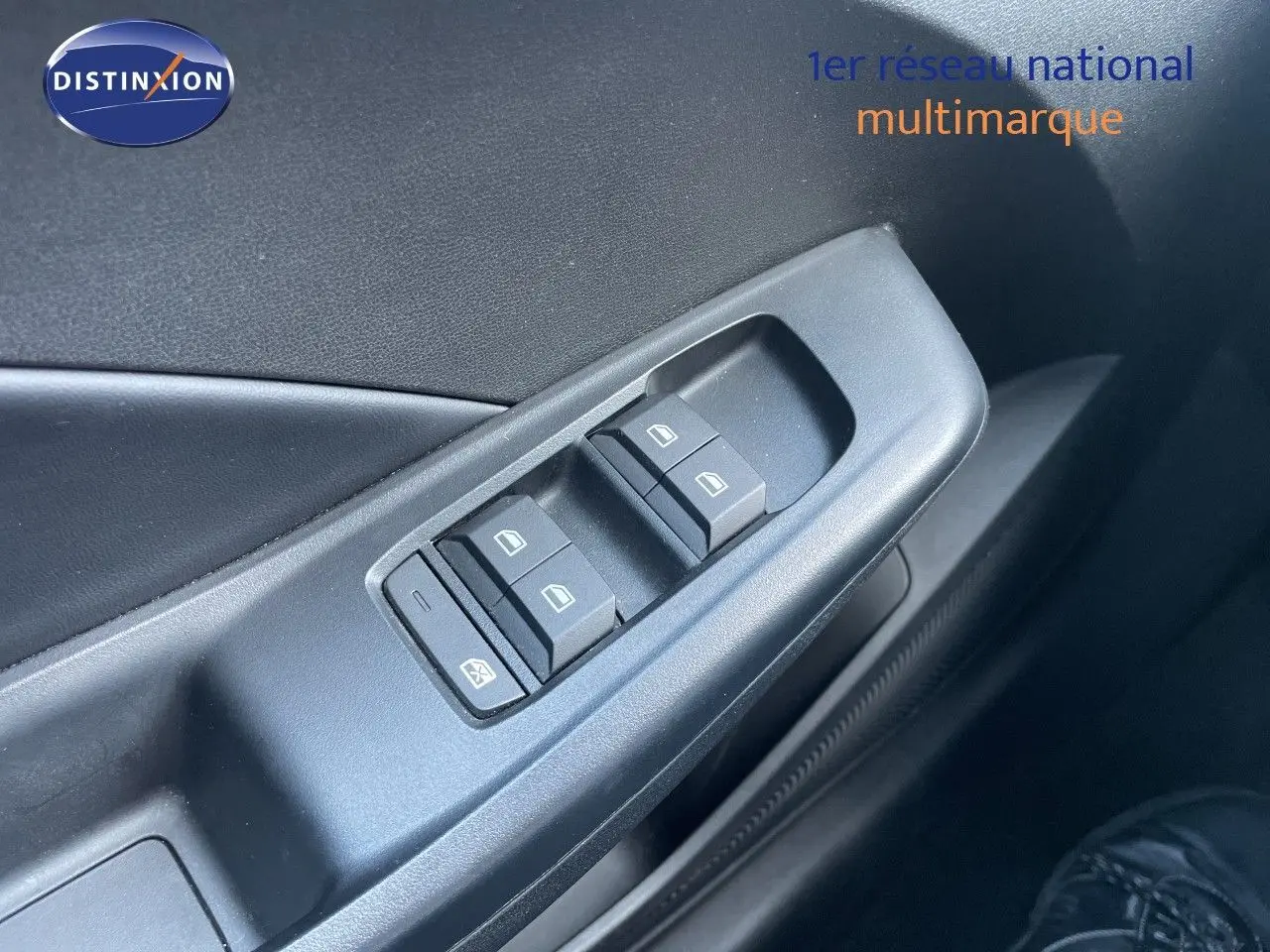 Gros plan sur les commandes de lève-vitres côté conducteur de la MG3 2024 en Pebble Black Metal.