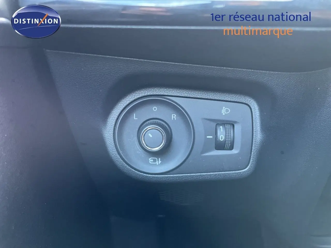 Commande de réglage des rétroviseurs et de l’éclairage, vue rapprochée de l’habitacle du MG MOTOR MG3 2024.