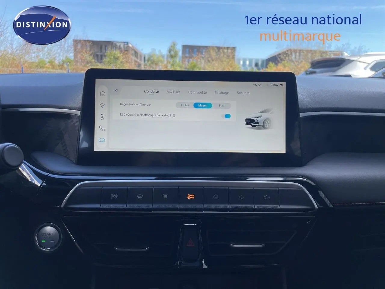 Vue intérieure centrée sur l’écran tactile du tableau de bord du MG3 1.5L Hybrid+ 2024 en Pebble Black Metal.