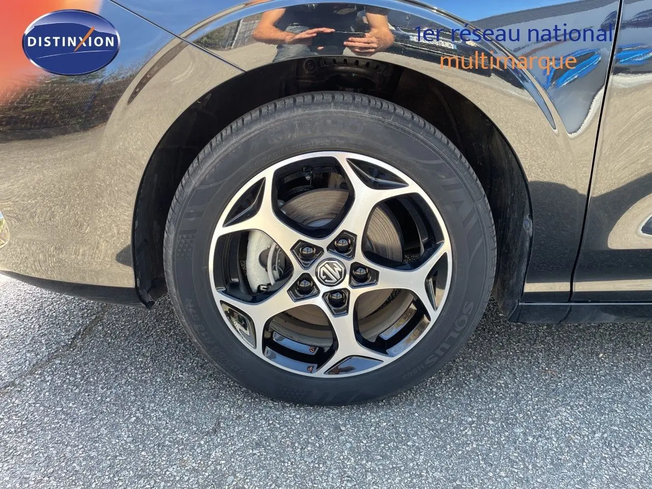 Gros plan sur la roue avant droite d'une MG3 2024 noire Pebble Black Metal avec jante alliage 16 pouces bicolore.