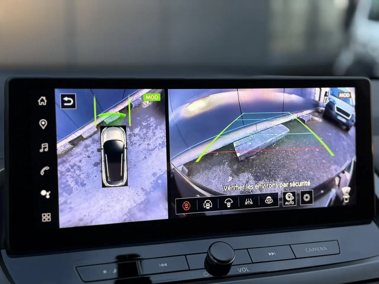 Écran d'aide au stationnement du Nissan Qashqai gris Ceramic montrant vue 360° et caméra arrière.