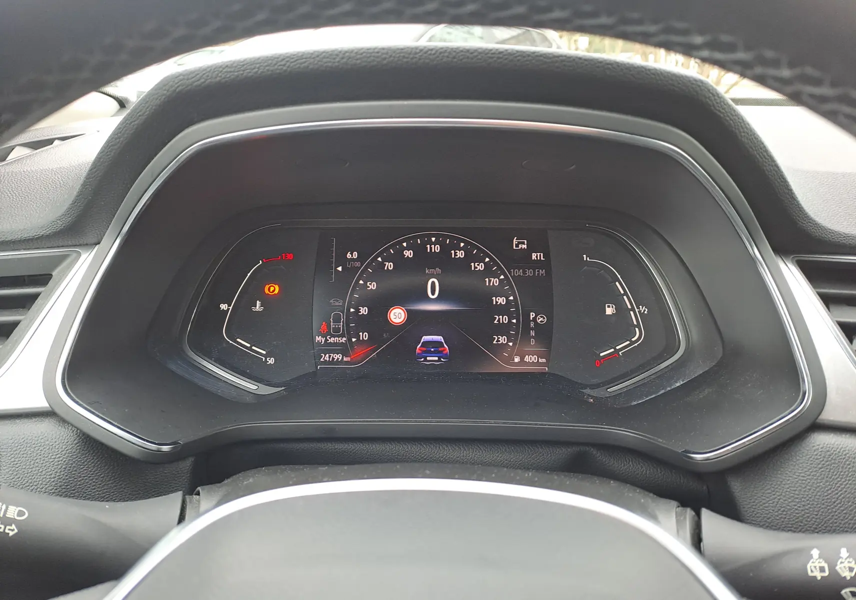 Vue rapprochée du tableau de bord numérique du Renault Captur 1.3 TCE 140 Intens, affichage du compteur et jauges.