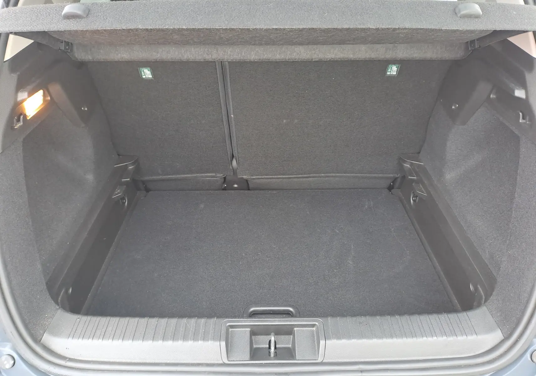 Coffre ouvert vu de l'arrière d'un Renault Captur bleu marine 2022, espace de chargement vide et propre.