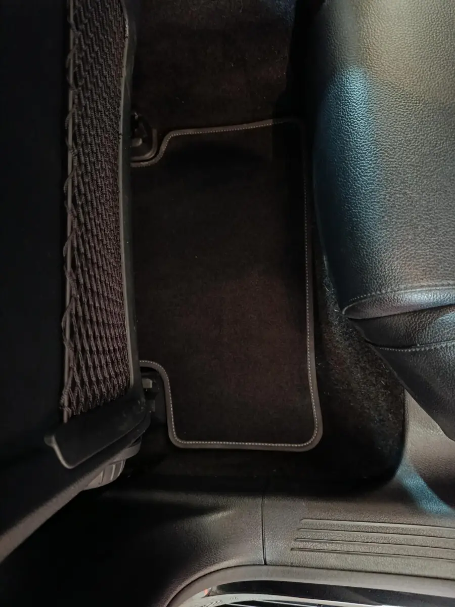 Vue rapprochée du tapis de sol noir côté droit arrière de la Mercedes Classe A 200 Business Line 2021.