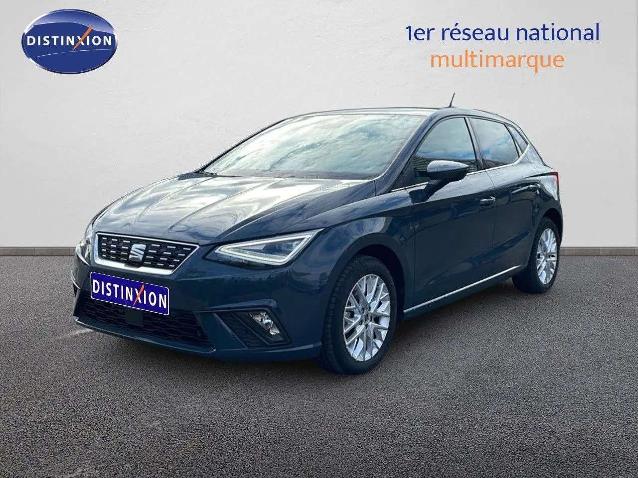 SEAT Ibiza bleu Fjord vue 3/4 avant droit, mettant en valeur ses optiques LED et jantes alliage.