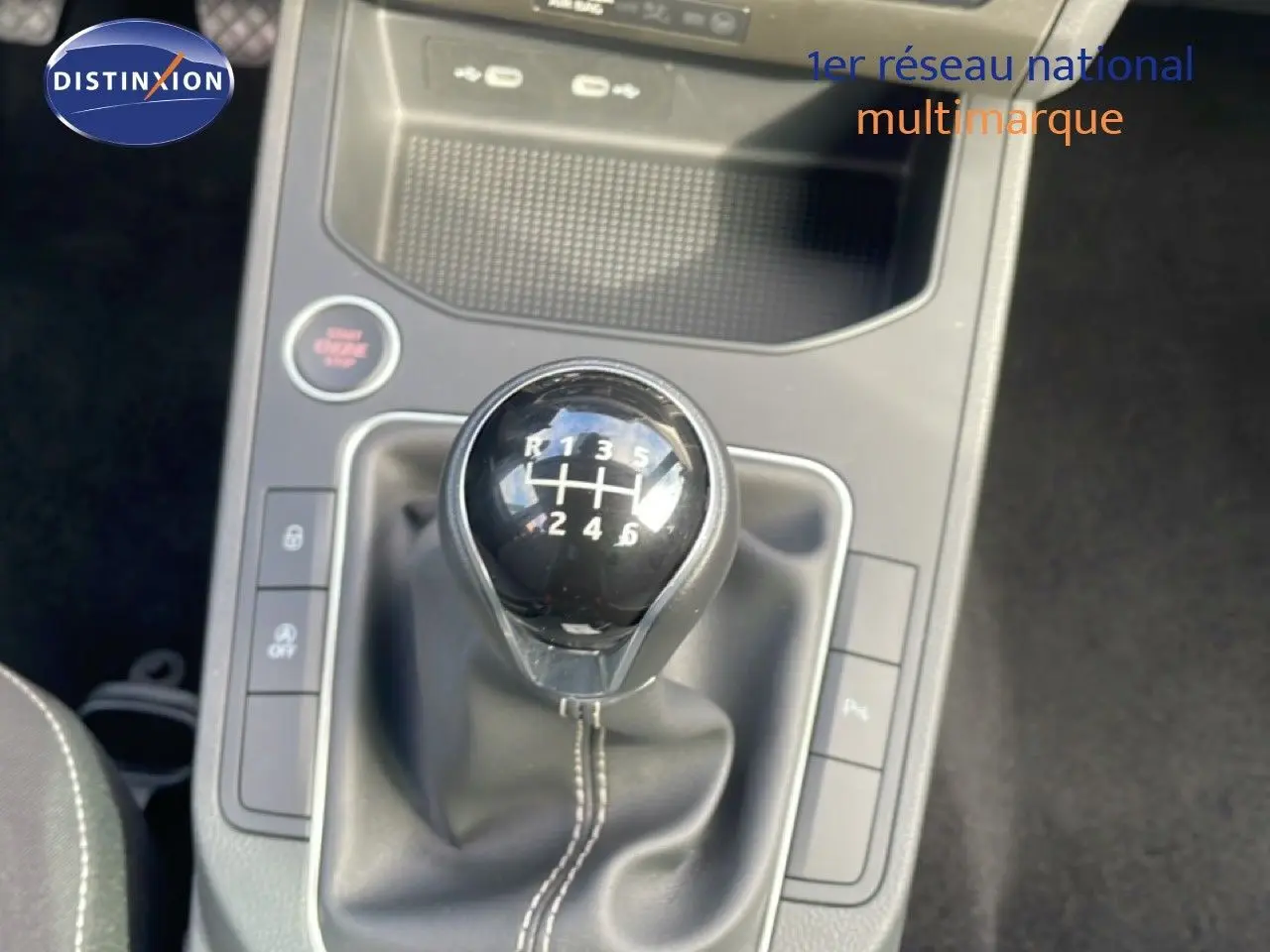 Gros plan sur le levier de vitesses manuel noir de la SEAT Ibiza 2025, finition Special Edition, intérieur gris.