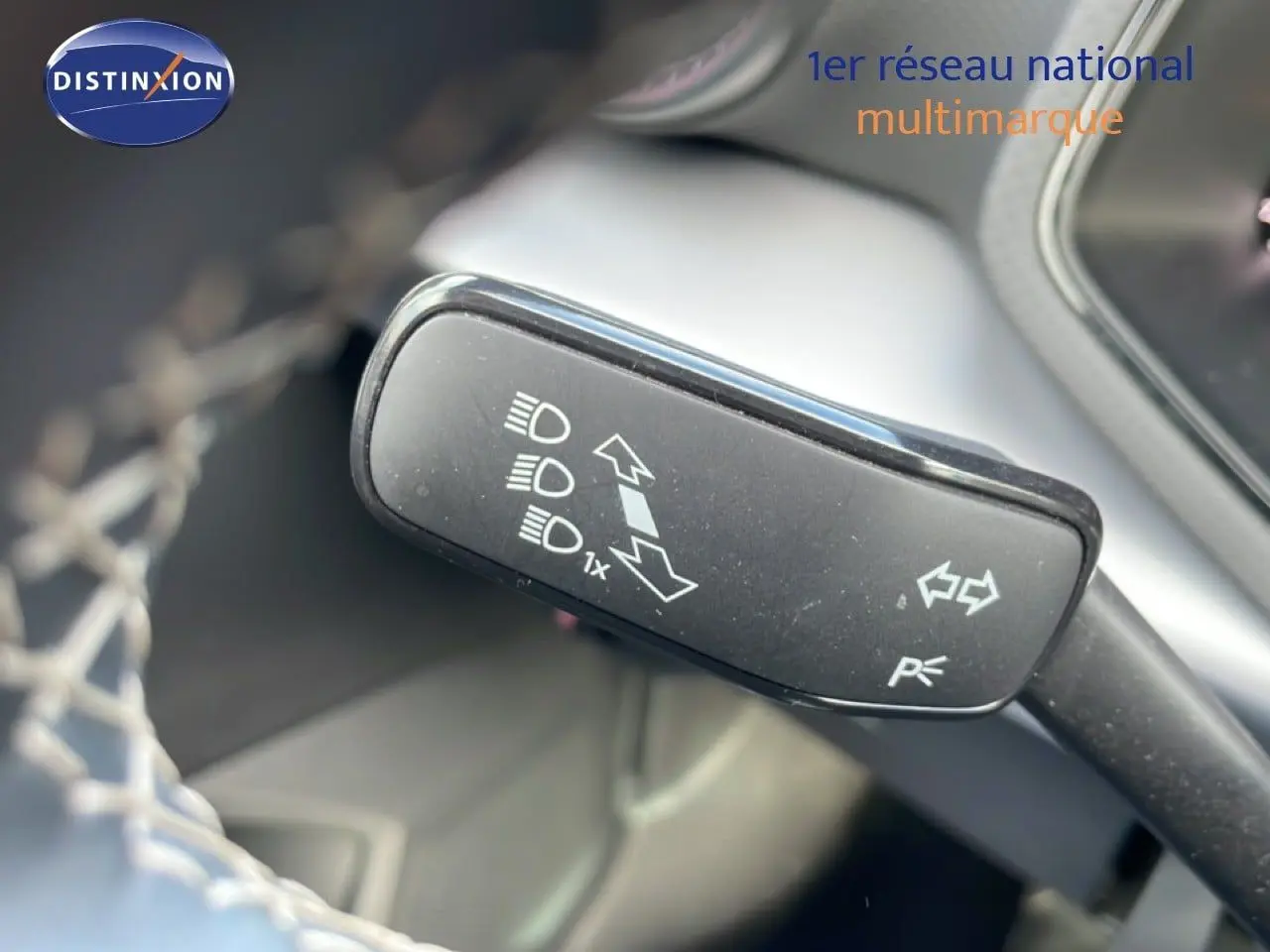 Gros plan sur la manette de clignotants noire dans l'habitacle d'une SEAT Ibiza bleu fjord 2025.