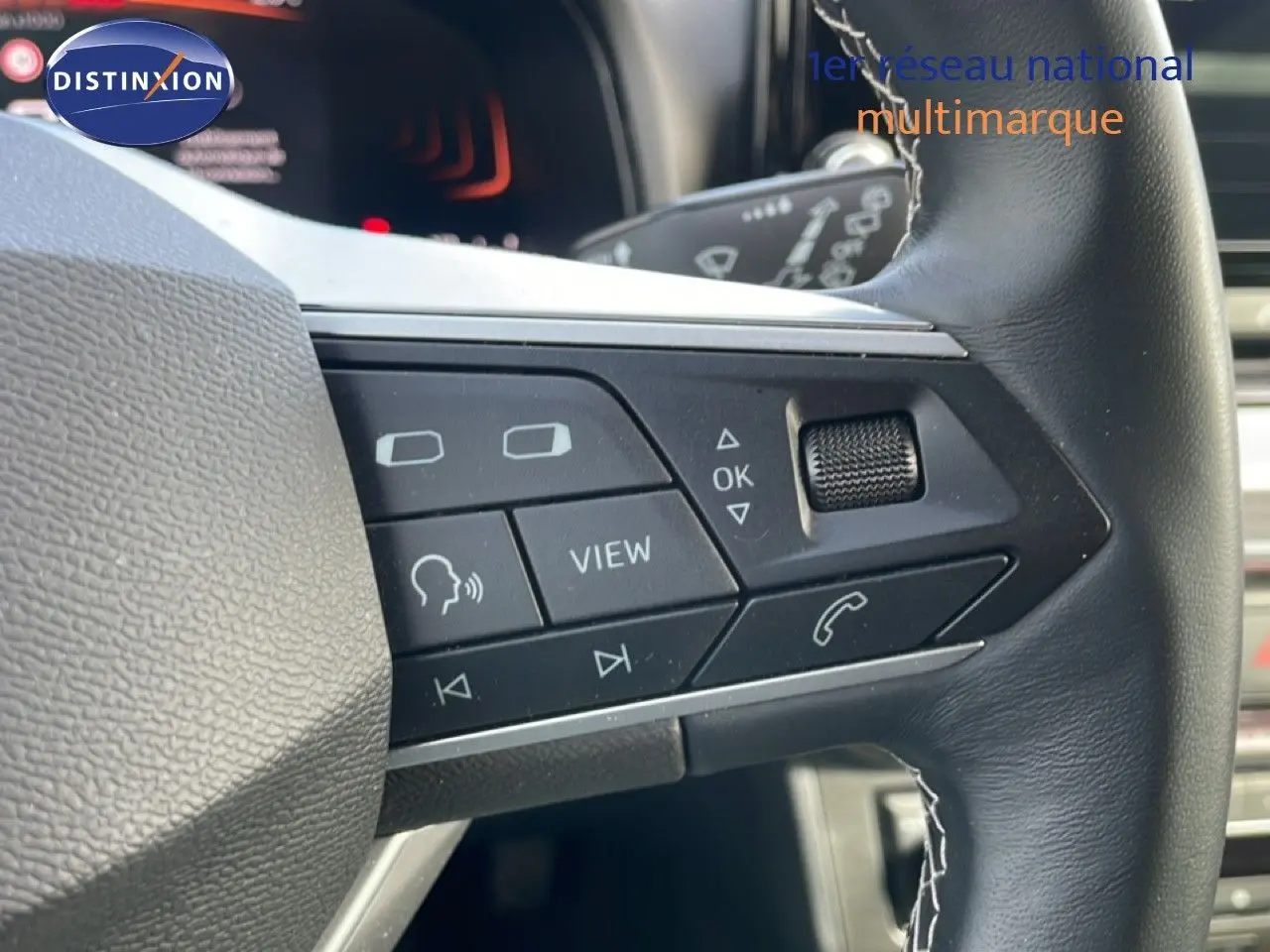 Gros plan sur les commandes au volant en cuir noir de la SEAT Ibiza 2025, version Special Edition, avec boutons multifonctions.