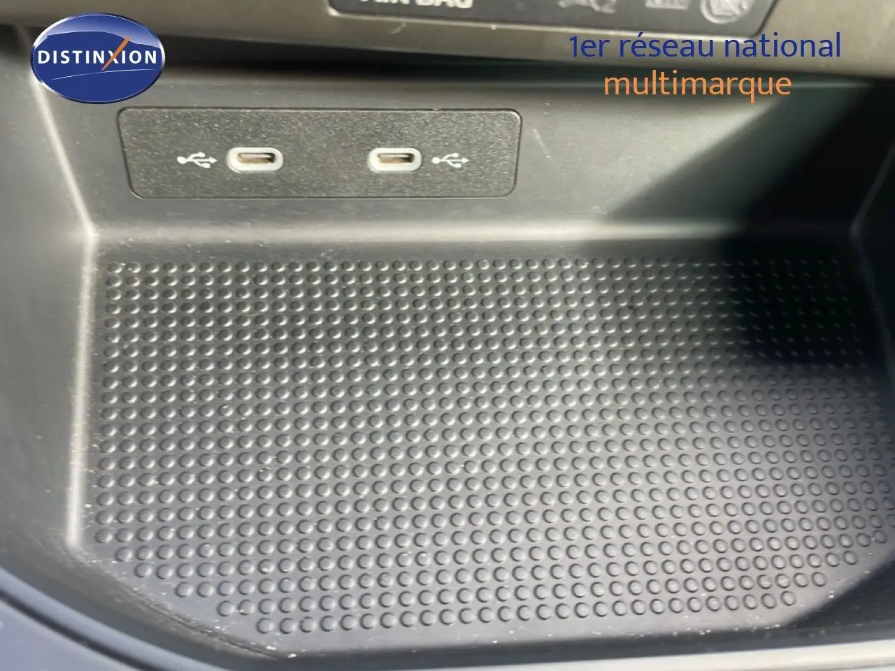 Espace de rangement intérieur avec deux ports USB-C visibles sur une SEAT Ibiza 2025 bleu Fjord.
