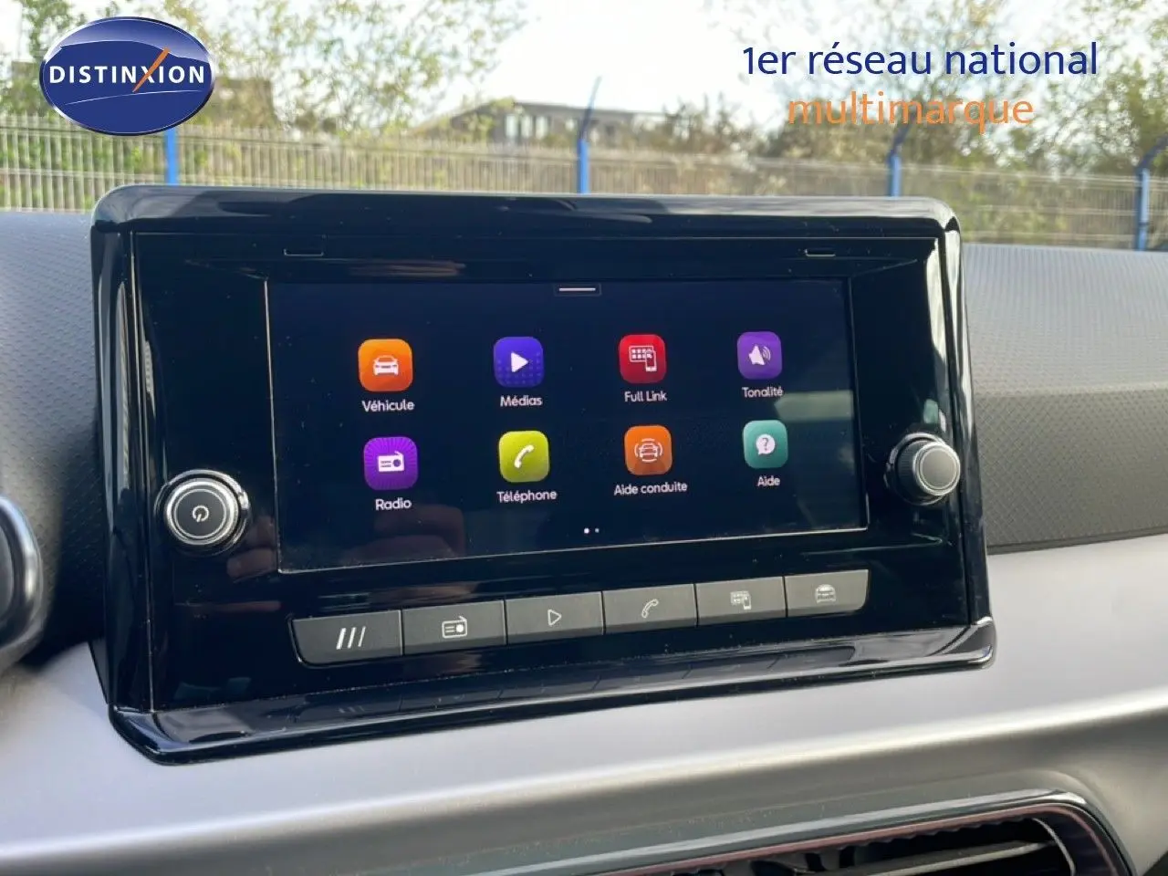 Écran tactile central du tableau de bord de la SEAT IBIZA bleu Fjord 2025, affichant les options multimédia et aide à la conduite.