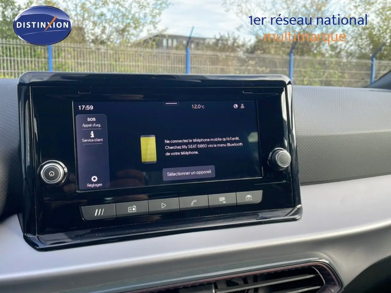 Écran tactile central du tableau de bord d’une SEAT Ibiza 2025, affichant les options Bluetooth et réglages.