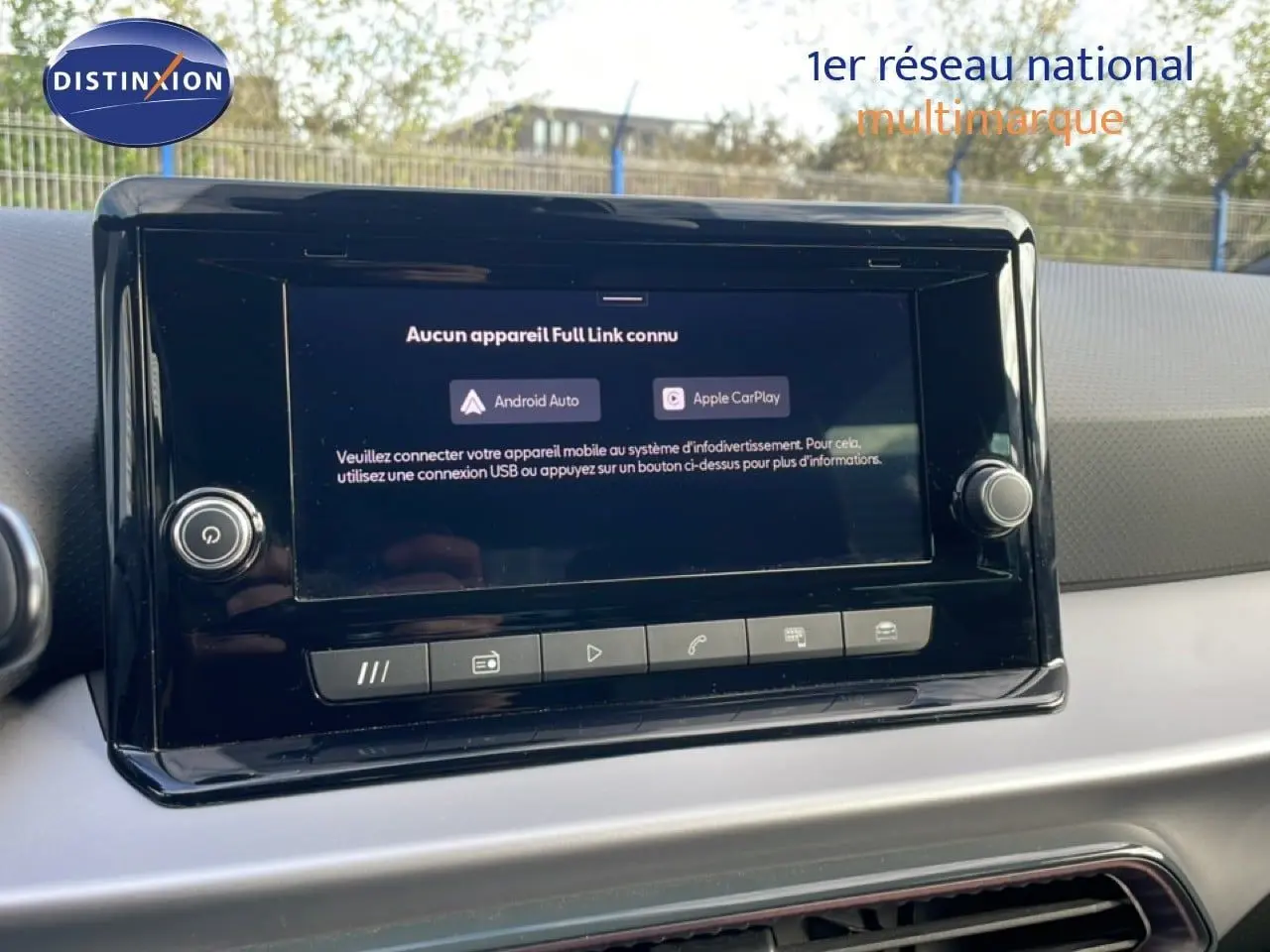 Écran tactile central noir affichant Android Auto et Apple CarPlay dans l’habitacle clair d’une SEAT Ibiza 2025.