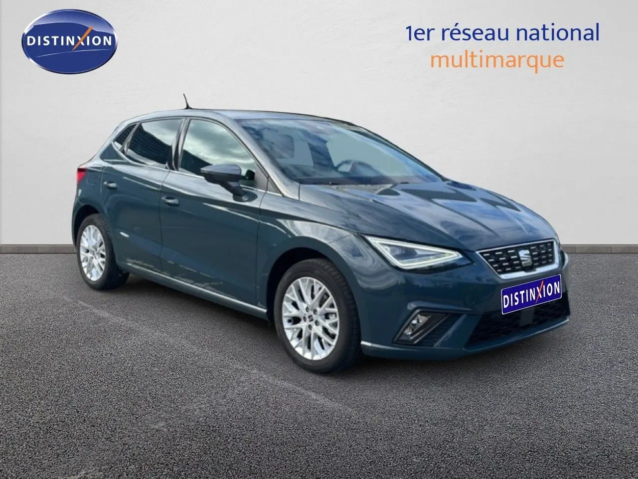 Vue 3/4 avant gauche d'une SEAT Ibiza bleu fjord 2025 avec jantes alliage et calandre noire distinctive.
