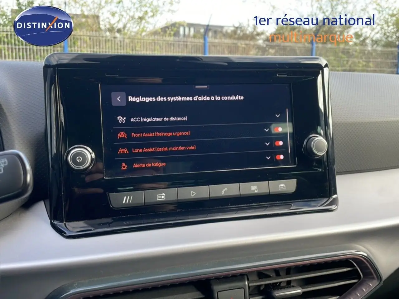 Écran tactile central de la SEAT Ibiza bleu Fjord 2025 affichant les réglages d’aide à la conduite.