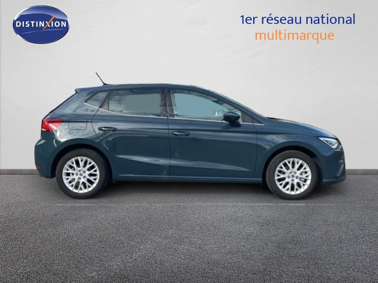 Vue latérale droite d'une SEAT Ibiza 2025 bleu fjord, avec jantes alliage et lignes épurées sur fond neutre.