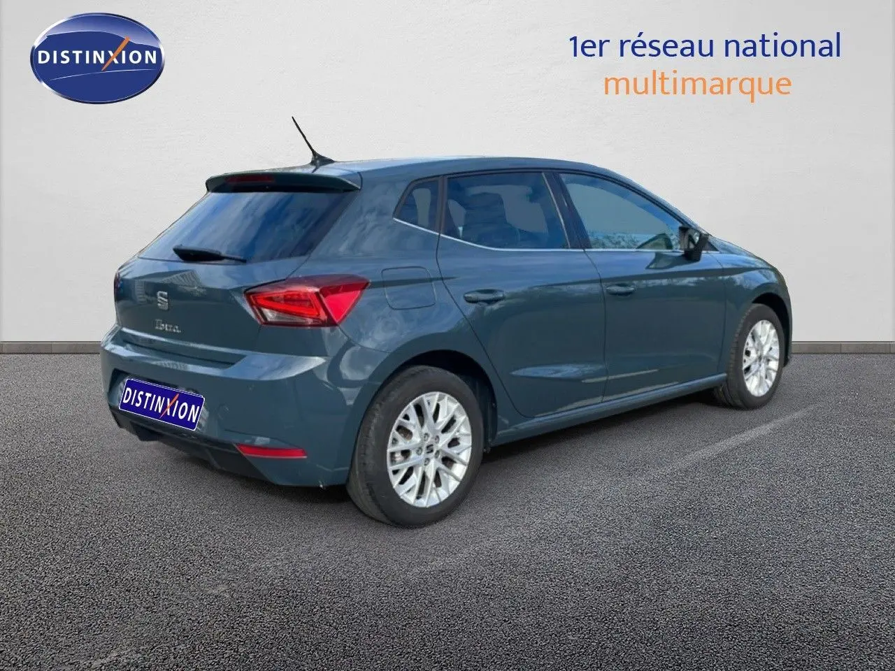 Vue 3/4 arrière droite d'une SEAT Ibiza 2025 bleu fjord avec jantes alliage et vitres teintées.
