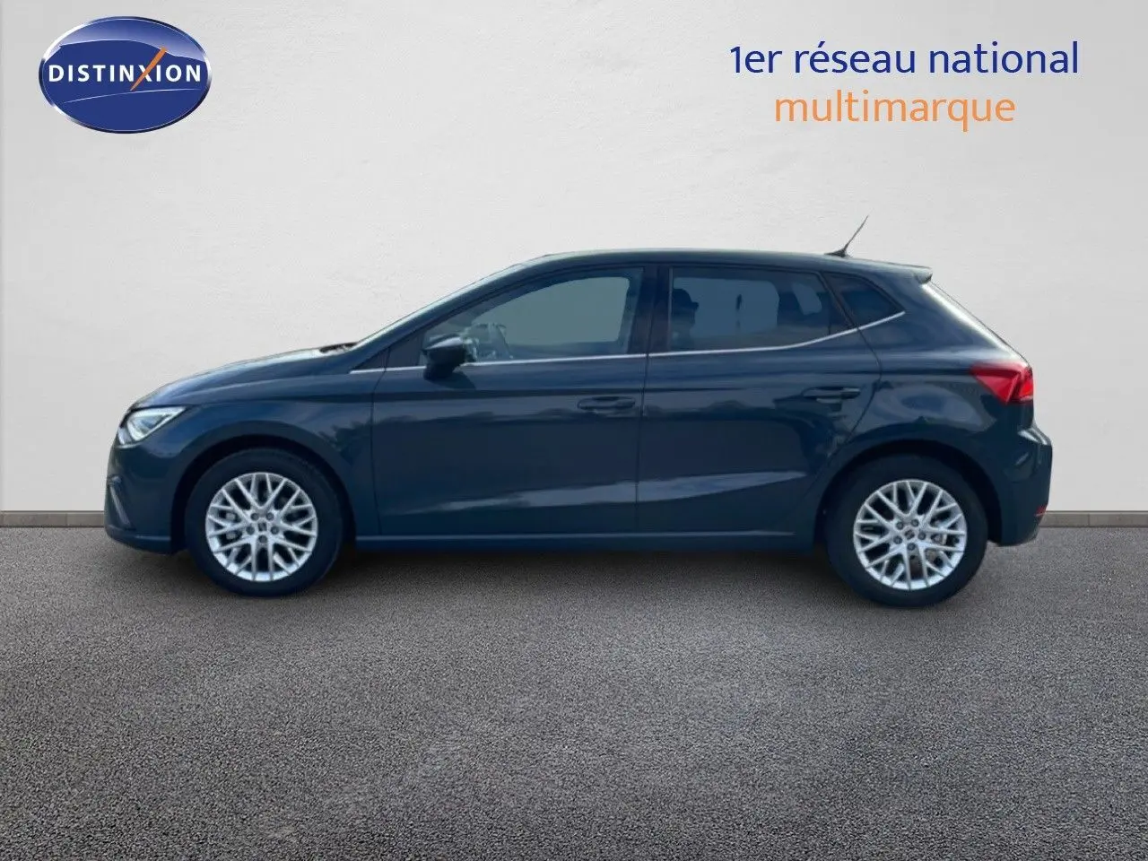 Profil droit d'une SEAT Ibiza 2025 bleu fjord, avec jantes alliage et lignes épurées sur fond neutre.