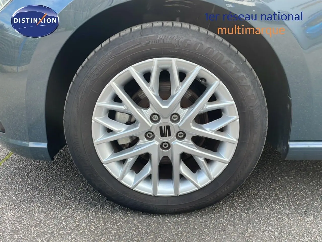 Gros plan sur la roue avant gauche d'une SEAT Ibiza bleu fjord, mettant en valeur la jante alliage argentée.