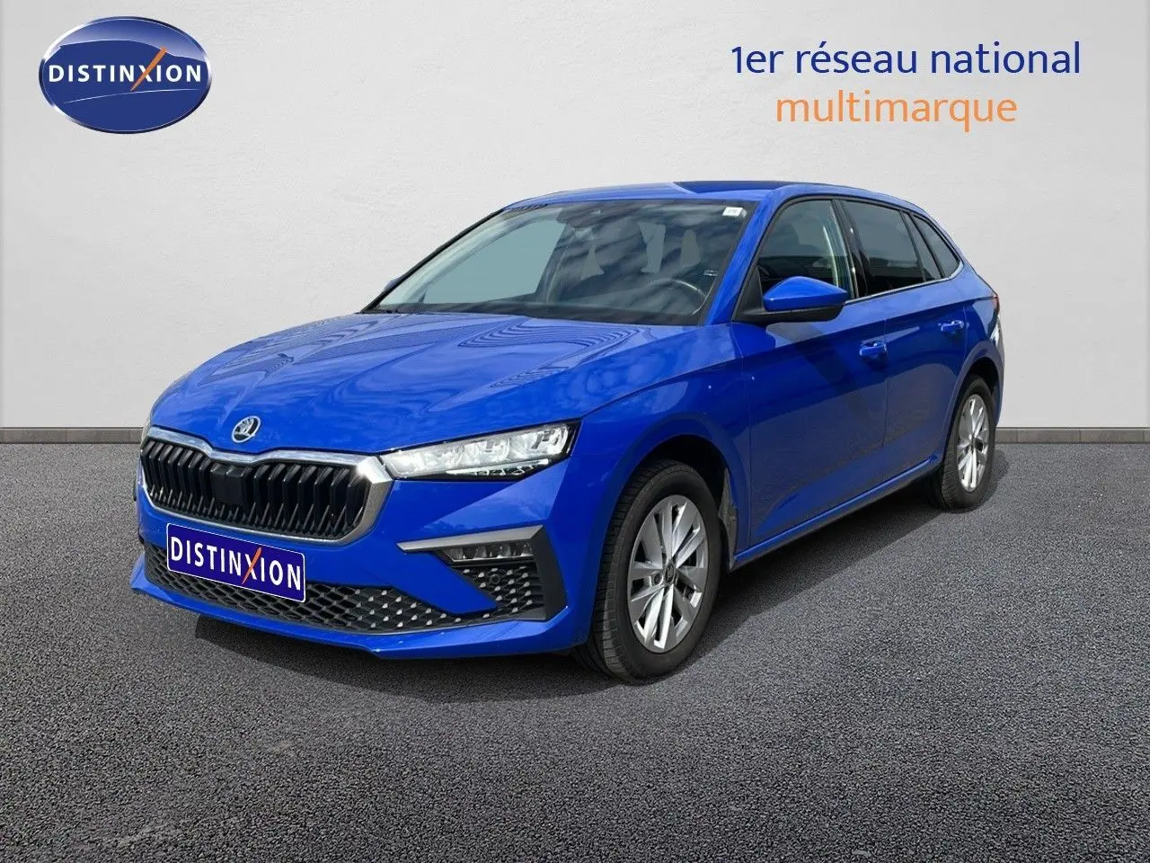 Vue 3/4 avant d'une Skoda Scala bleu racing metal avec calandre noire et jantes alliage argentées.