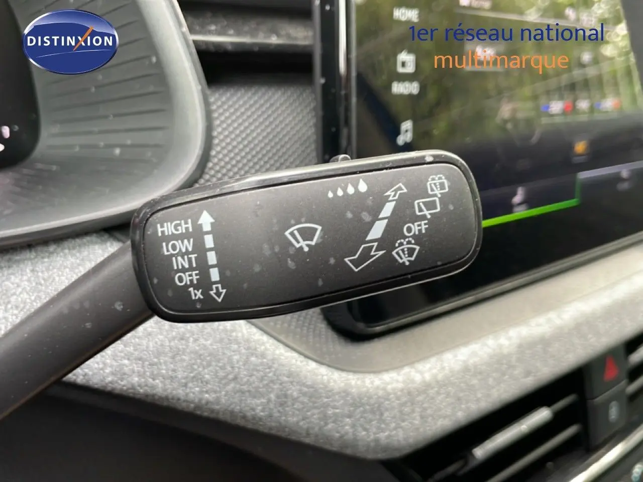 Gros plan sur la commande d’essuie-glace dans l’habitacle gris-noir de la Skoda Scala Bleu Racing Metal 2025.