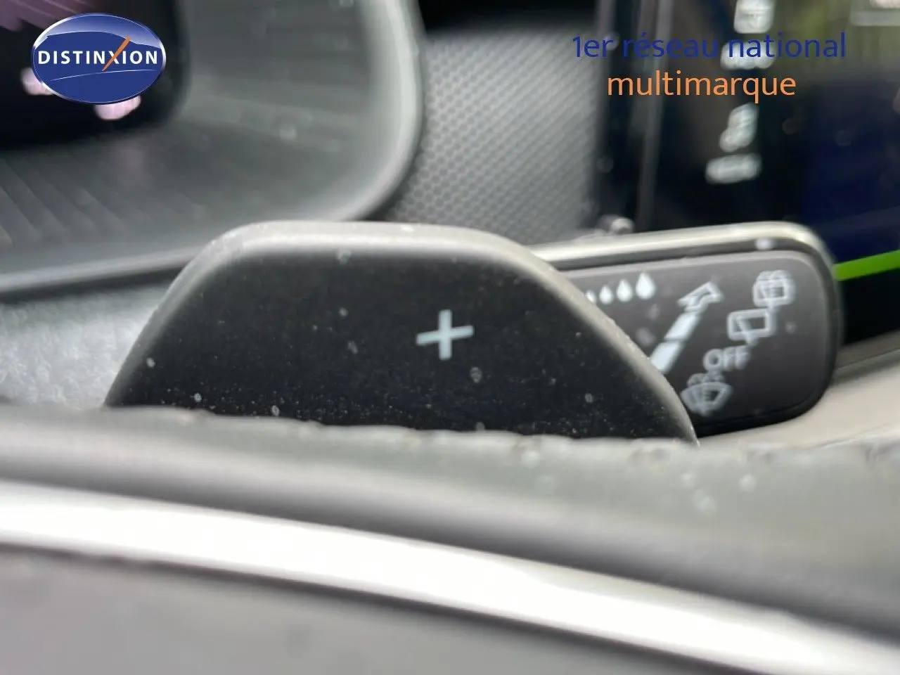 Gros plan sur la palette de changement de vitesse "+" côté droit du volant d'une Skoda Scala 2025, intérieur gris noir.