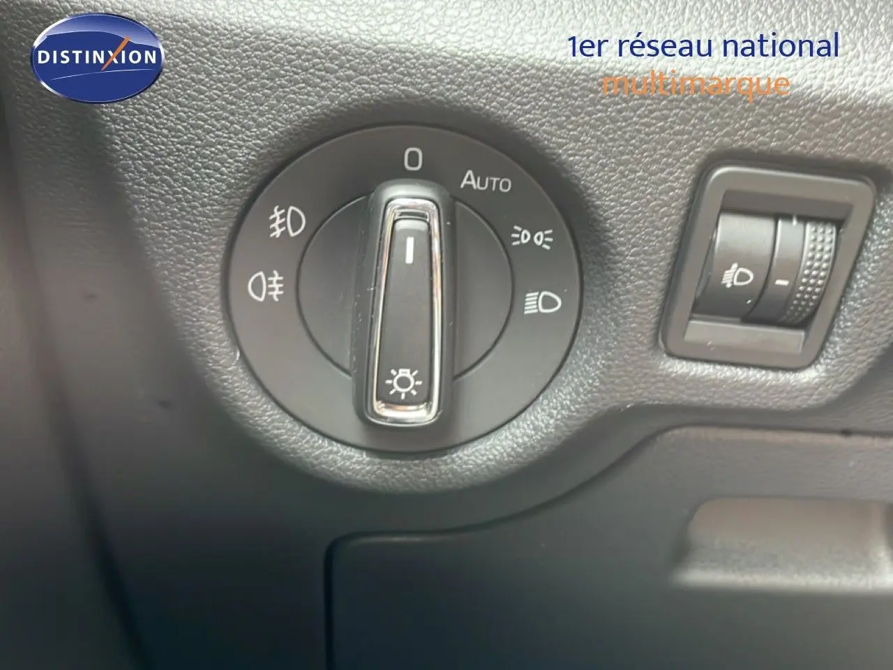 Gros plan sur la commande des phares et réglage d’intensité lumineuse dans l’habitacle d’une Skoda Scala 2025.
