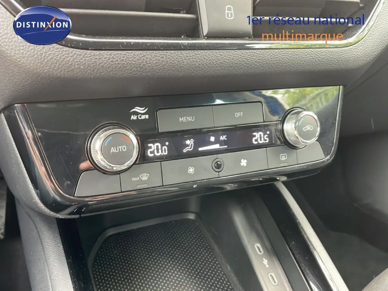 Détail de la console centrale avec commandes de climatisation digitale sur Skoda Scala Bleu Racing Metal.