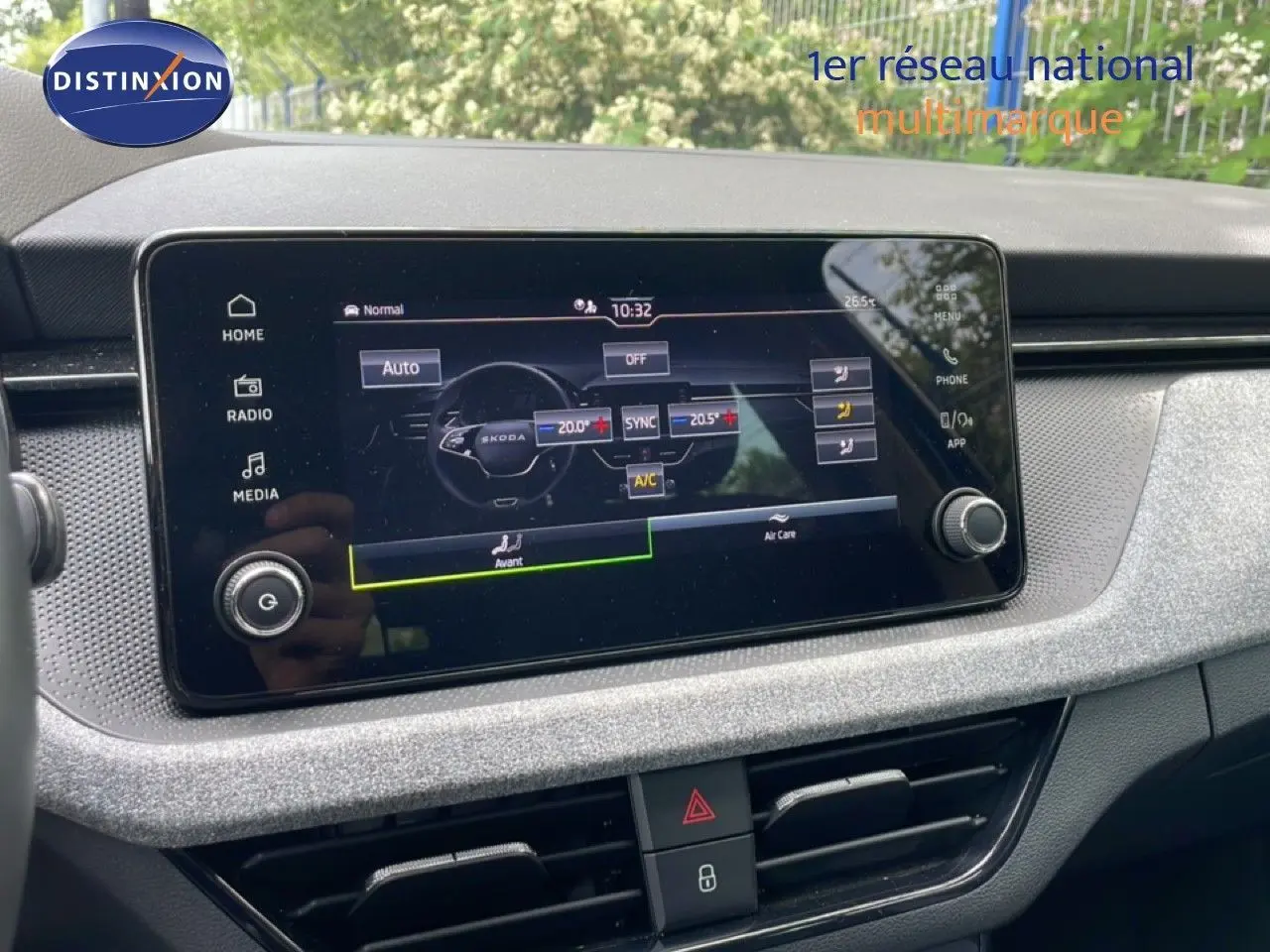 Écran tactile central du tableau de bord de la Skoda Scala 2025, avec interface climatisation et finition gris noir.
