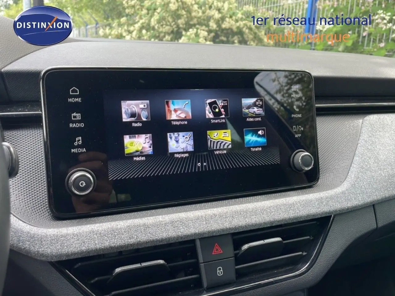 Écran tactile central du tableau de bord de la Skoda Scala 2025, finition gris noir avec interface multimédia visible.