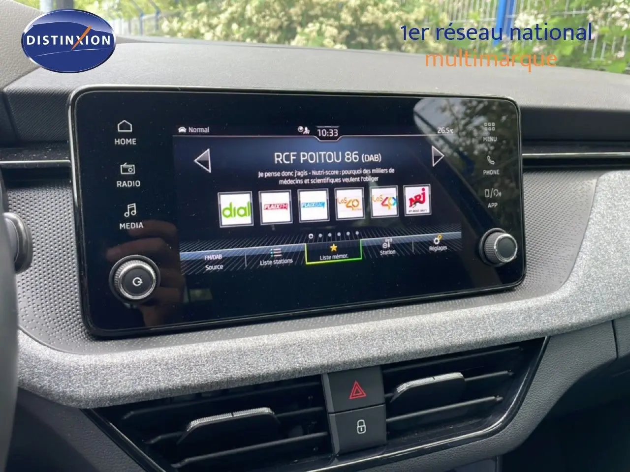 Écran tactile central du tableau de bord de la Skoda Scala 2025, affichant les options radio et multimédia.