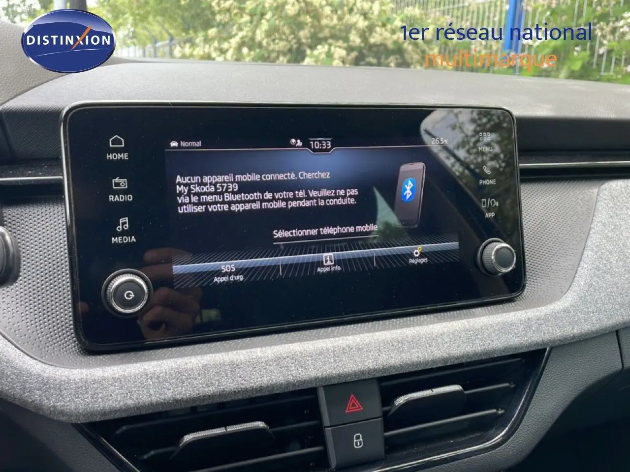 Écran tactile central du tableau de bord de la Skoda Scala 2025, affichant la connexion Bluetooth, finition gris noir.