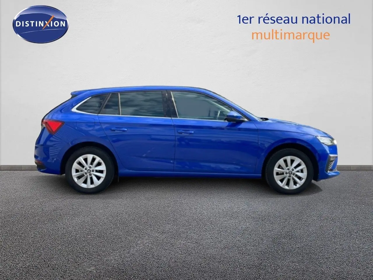 Vue latérale droite d'une Skoda Scala 2025 en bleu racing metal avec jantes alliage et vitres teintées.