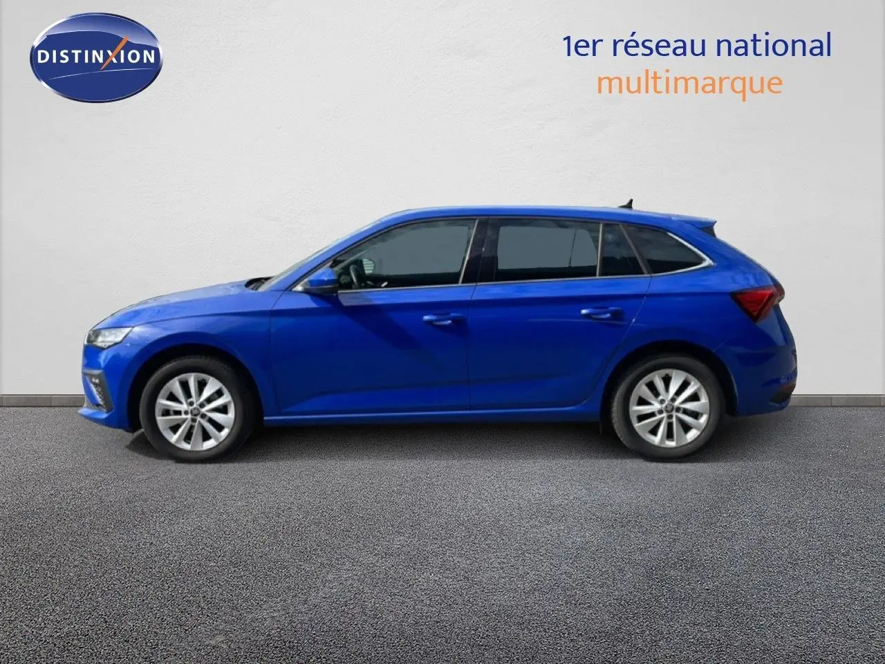 Profil droit d'une Skoda Scala 2025 en bleu racing metal, avec jantes alliage et vitres teintées.