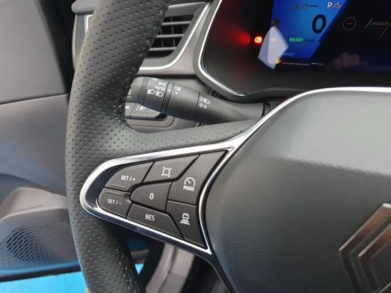 Gros plan sur le volant noir perforé de la Renault Symbioz 2025 avec commandes multifonctions et tableau de bord digital.