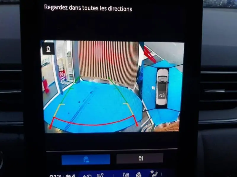 Affichage caméra de recul et vue panoramique 360° sur écran intérieur du Renault Symbioz noir étoilé, guidage de trajectoire visible.