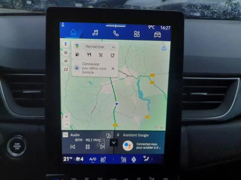 Écran tactile central affichant la navigation GPS dans l’habitacle du Renault Symbioz noir étoilé, vue de face.