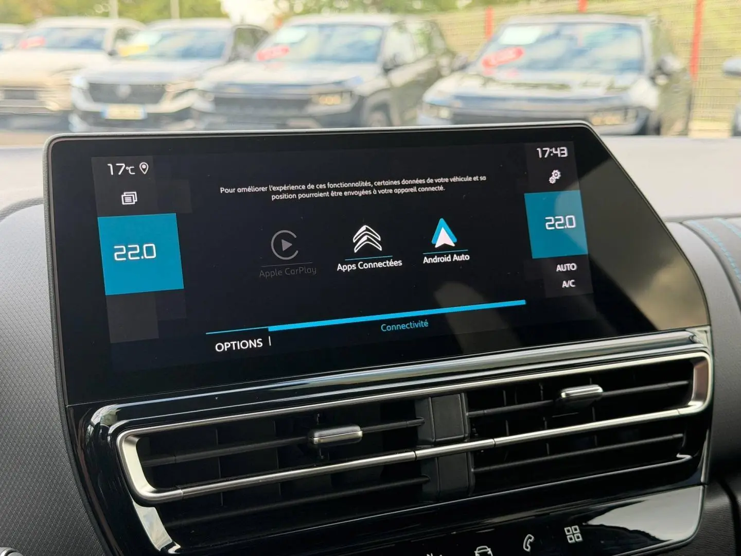 Écran tactile central du tableau de bord du Citroën C5 Aircross 2025, affichant connectivité Apple CarPlay et Android Auto.