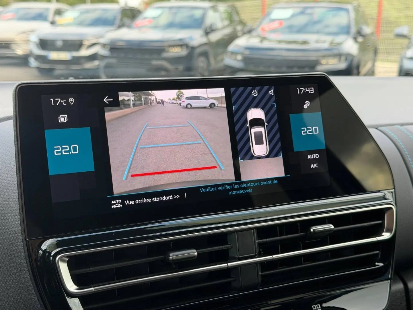 Écran tactile intérieur du Citroën C5 Aircross bleu Eclipse montrant la caméra de recul et l'affichage de la climatisation.