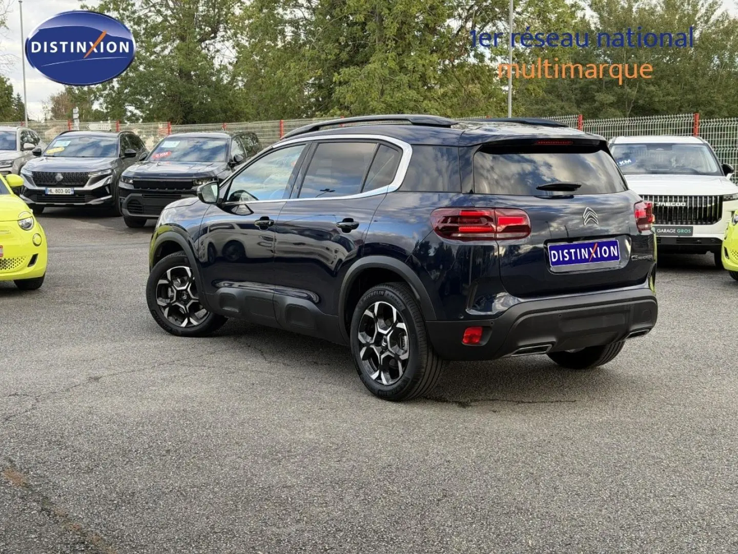Citroën C5 Aircross Bleu Eclipse vue 3/4 arrière droit avec jantes alu et barres de toit visibles.